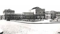 Pra�a Floriano Peixoto, localizada na parte hist�rica de Ponta Grossa, diante da Catedral de Sant�Ana. A foto exp�e o complexo de pr�dios que compunham o conjunto urbano de Ponta Grossa no in�cio do s�culo XX. (clique para ampliar)