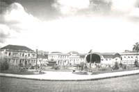 Pra�a Bar�o do Rio Branco, ap�s a remodela��o realizada pelo prefeito Albary Guimar�es em 1938. Ponto de converg�ncia da popula��o ponta-grossense nas de 30, 40 e 50, a Pra�a caracterizou-se como um dos principais s�mbolos da modernidade urbano capitalista em Ponta Grossa. (clique para ampliar)