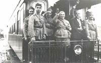 Registro da presen�a de Get�lio Vargas em Ponta Grossa, quando da sua vit�ria na Revolu��o de 1930. S�mbolo da modernidade, o vag�o do trem serviu como abrigo aos militares revolucion�rios no epis�dio que p�s fim a chamada Rep�blica Velha. (clique para ampliar)
